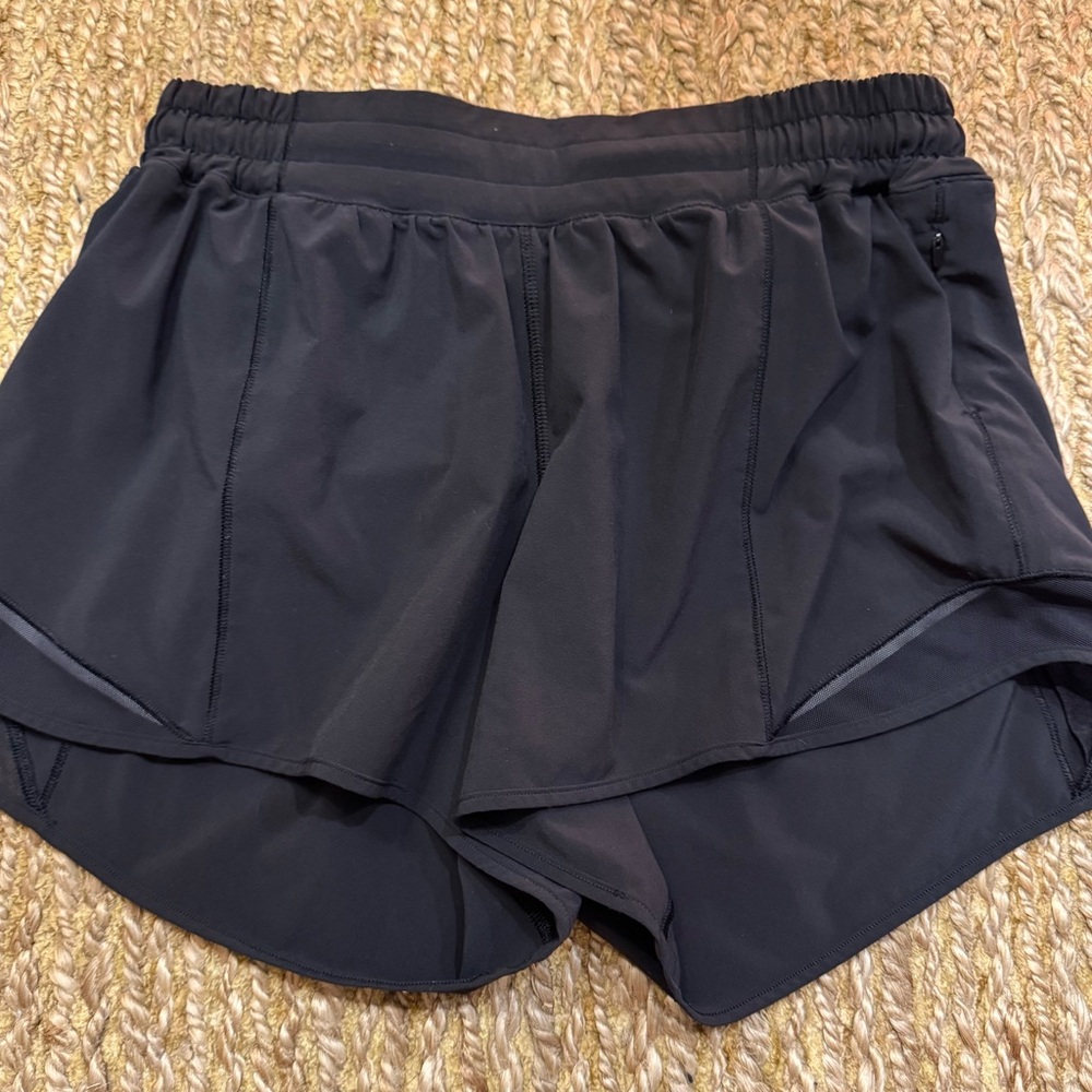 Lululemon Women’s Hotty Hot Low Rise 2.5” Black Athletic Shorts Size 6